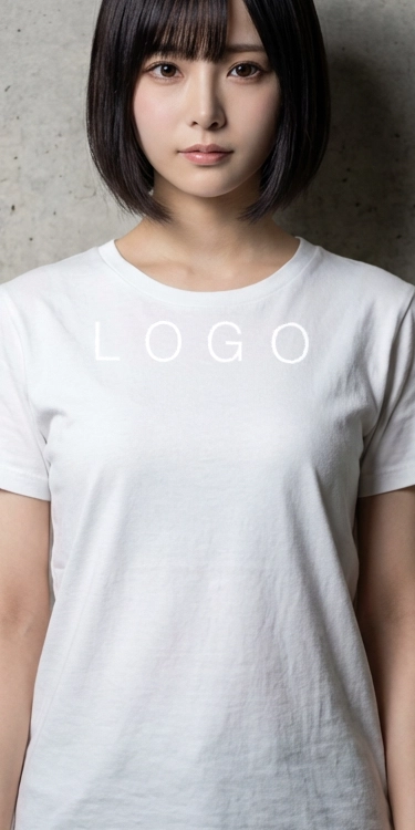 Tシャツを着た女性モデル
