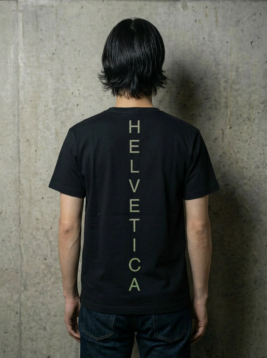 Helveticaの黒いロゴTを着た男性モデル